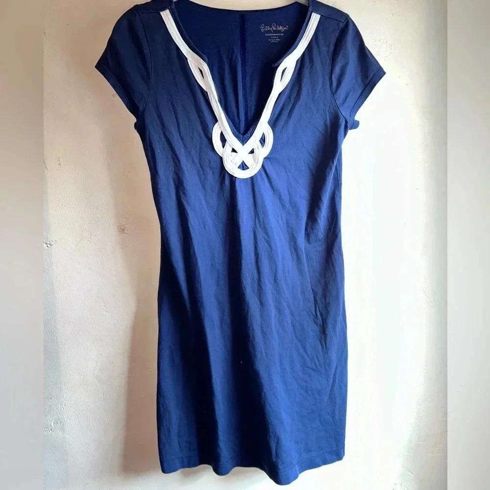 Lilly Pulitzer size small. Used. Good condition. Shift dress. Navy Blue.